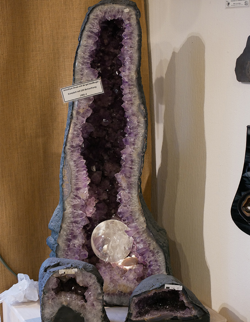 Amethyst-Geode mit Bergkristall-Kugel